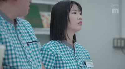 MIDA-197 AM3時を過ぎるとコンビニ中年店長の俺をいつもゼロ距離囁き誘惑してくる小悪魔バイトちゃん 桜ゆの