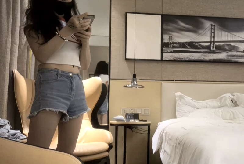 肌肉佬寻花约白衣牛仔短裤少妇啪啪的。！