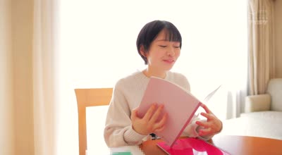 IPSE-012 小松本果 AVデビュー【寝取られSEX卒論】インテリ系女子大生がAV出演。彼氏に内緒でガチイキNTR性交。