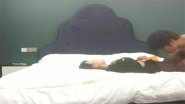 大奶肥臀外围美御姐一进来就推到调情